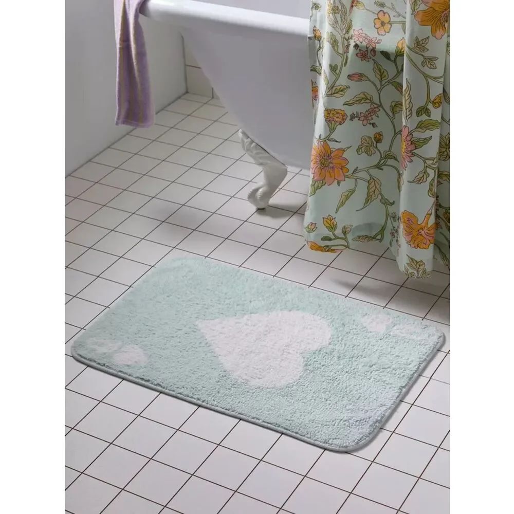 New UrbanโOutfitters Queen Of Hearts Bath Mat